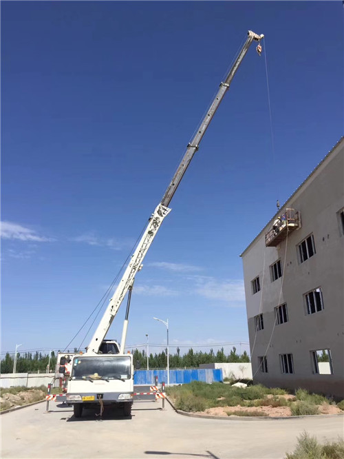 曲周县“轻装强干”—— 吊车的 “轻量化臂架” 技术